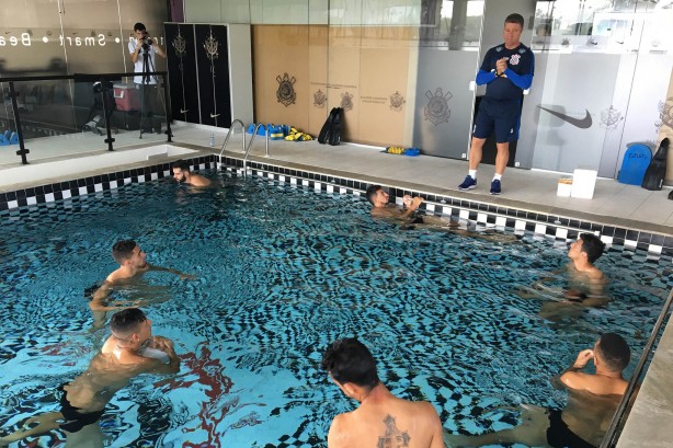 Os atletas realizaram um desafio na piscina do Timão