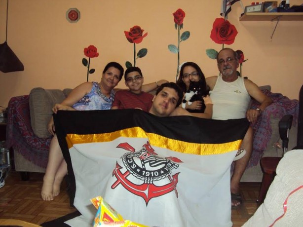 Caco, quando criança, de vermelho, junto com a família