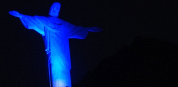 Monumentos Brasil e mundo afora são iluminados anualmente com a cor azul para chamar atenção para a conscientização do autismo