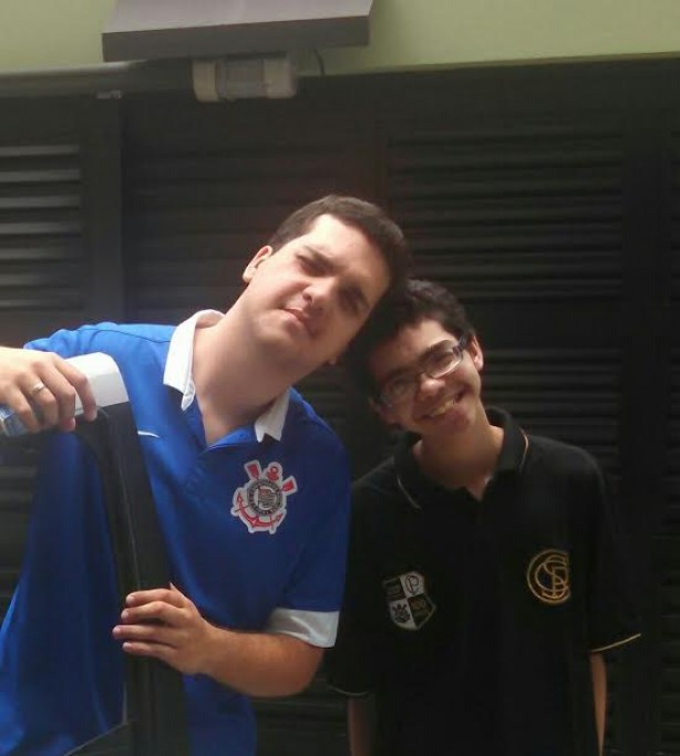 Quando assiste a um jogo na Arena, Caco costuma ir com o irmão André