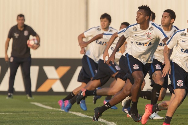 Carille esboçou uma equipe titular durante o treino