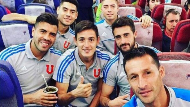 Jogadores j estavam dentro do avio no Aeroporto de Santiago