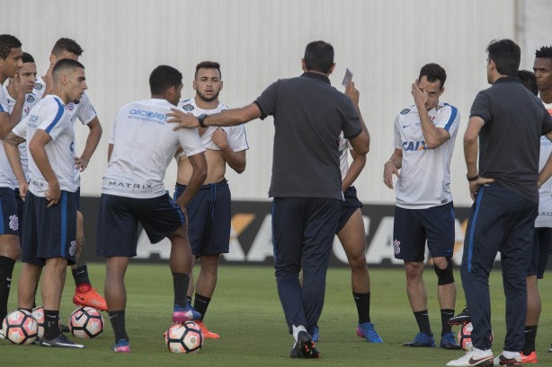 O técnico conversou com os jogadores na preparação para o duelo desta quarta