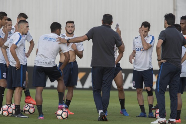 O tcnico conversou com os jogadores na preparao para o duelo desta quarta