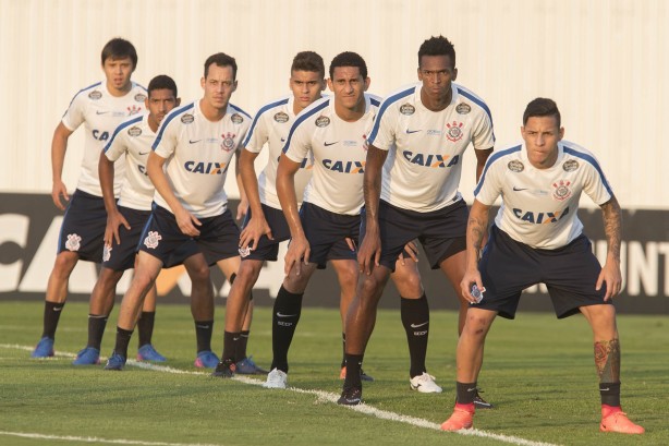 O time teve treino de posicionamento de bola parada no CT