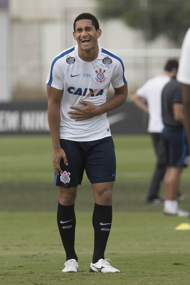 O zagueiro Pablo mostrou bom humor durante o treino