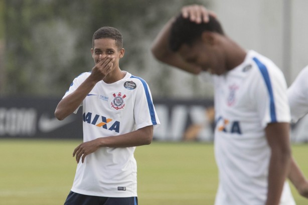 Outro jogador bem humorado foi o meia Pedrinho, que também participou do treino
