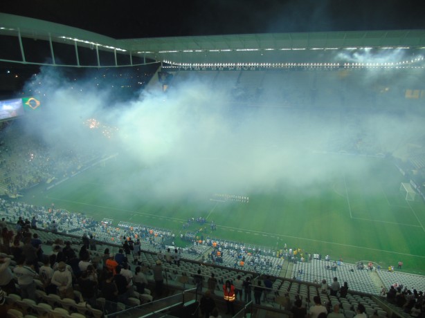 Apesar da fumaa, a partida teve incio s 21h45 normalmente