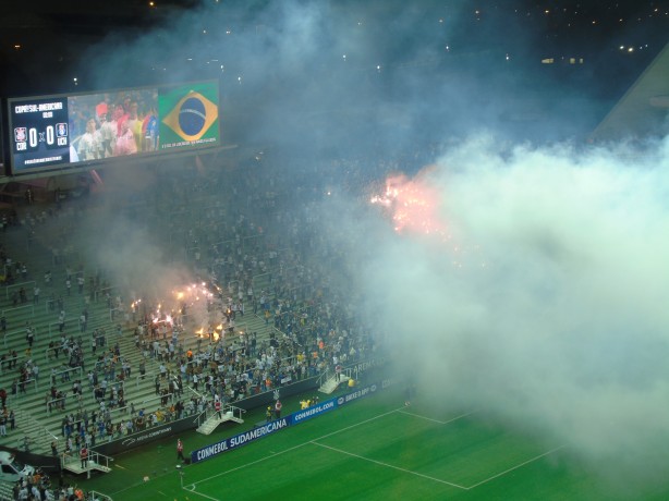 Artefatos soltaram bastante fumaça momentos antes de a bola rolar