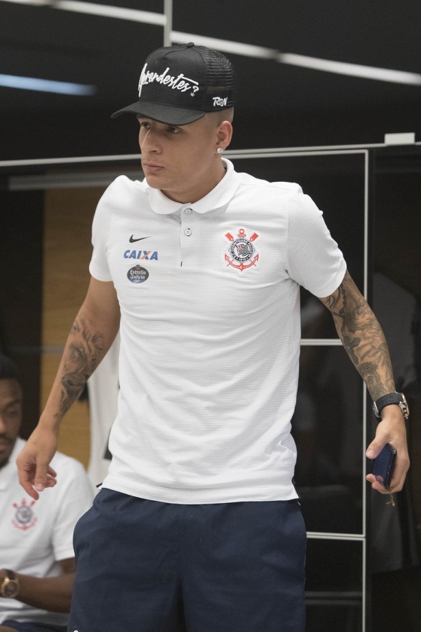 Guilherme Arana no vestiário da Arena antes do jogo contra a La U