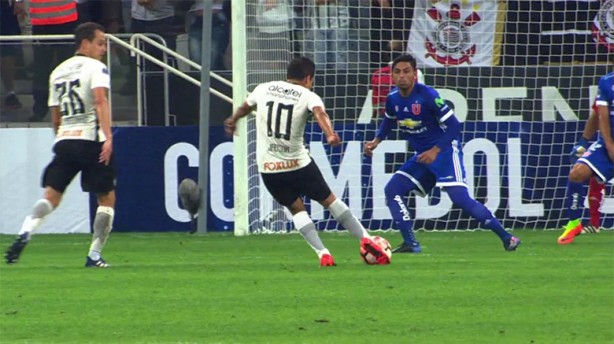 Jadson acertou chutaço no canto do gol de Herrera