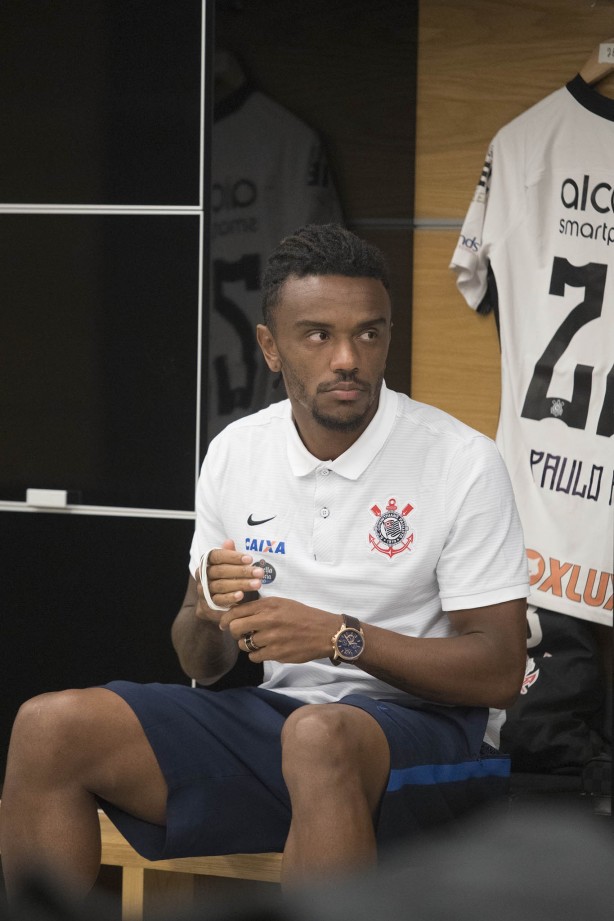 Paulo Roberto aguarda, no vestiário da Arena, estreia do Timão na Sul-Americana contra a La U