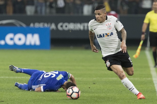 Arana deixa marcador para trás diante do Universidad Católica do Chile na Copa Sul-Americana