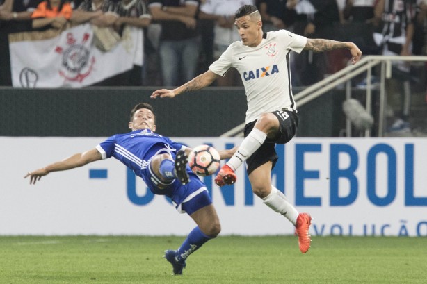 Arana em dividida contra o Universidad Católica do Chile na estreia da Copa Sul-Americana