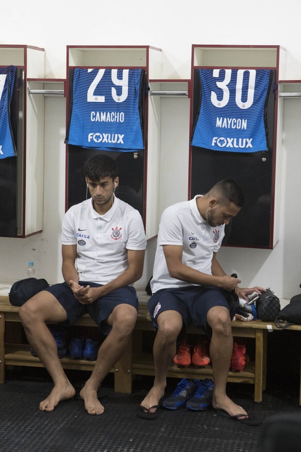 Camacho e Maycon aguardam no vestiário em Ribeirão, partida contra o Botafogo-SP