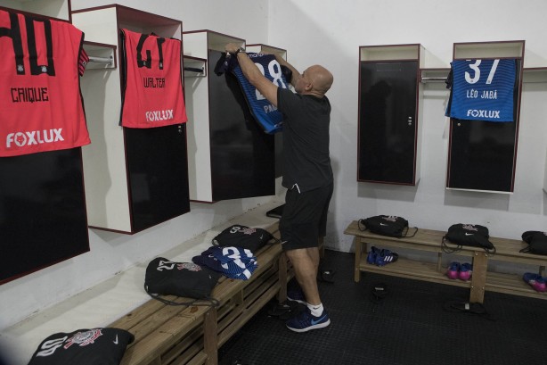 Camisas do Timão sendo arrumadas antes do duelo contra o Botafogo-SP, em Ribeirão Preto