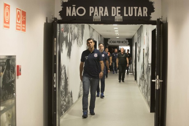 Carille chegando à Arena para enfrentar a La U, pela Sul-Americana