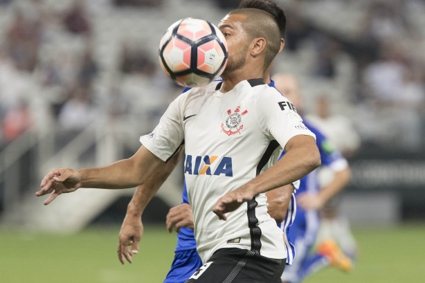 Clayton domina bola diante do Universidad Católica do Chile na Copa Sul-Americana