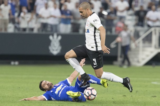 Clayton em dividida com adversário diante do Universidad Católica do Chile na Copa Sul-Americana