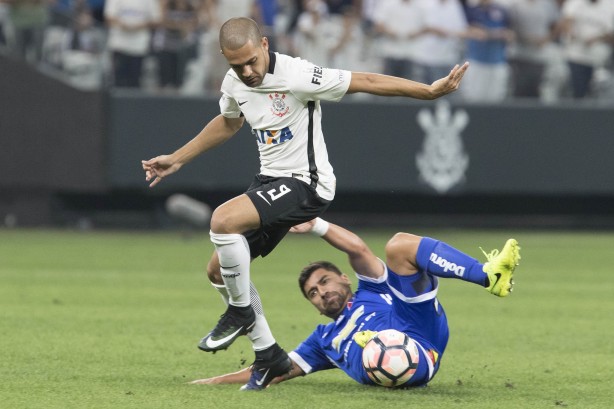 Clayton em dividida com adversário diante do Universidad Católica do Chile na Copa Sul-Americana