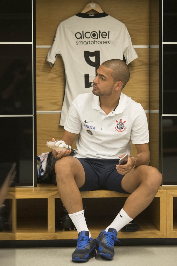 Clayton no vestiário da Arena antes do jogo contra a La U, pela Sul-Americana