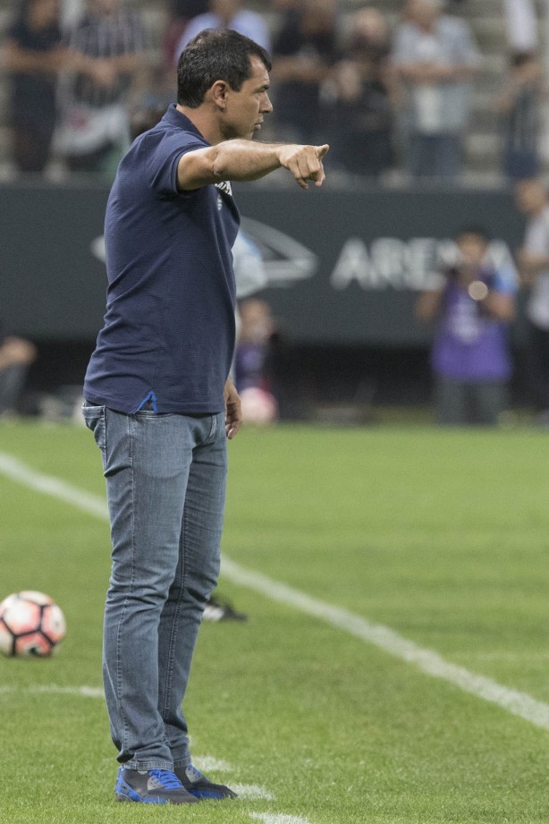 Fábio Carille orienta diante do Universidad Católica do Chile na estreia da Copa Sul-Americana