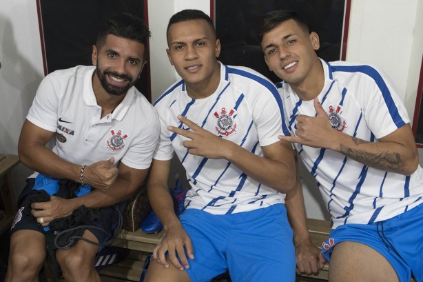 Guilherme, Léo Jabá e Léo Santos aguardam no vestiário em Ribeirão, partida contra o Botafogo-SP