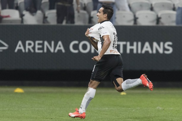 Jadson comemora gol diante do Universidad Católica do Chile na estreia da Copa Sul-Americana
