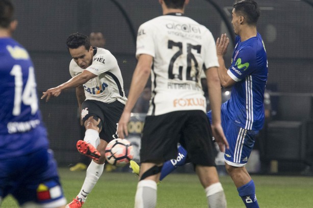 Jadson finaliza jogada diante do Universidad Católica do Chile pela estreia da Sul-Americana