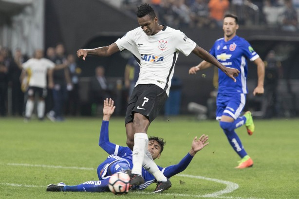 Jô em dividida contra o Universidad Católica do Chile na estreia da Copa Sul-Americana