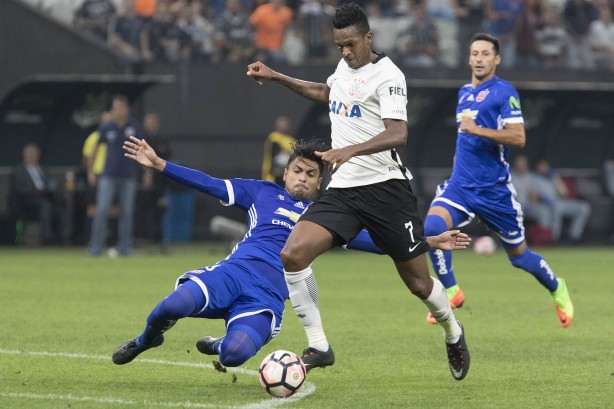 Jô em dividida contra o Universidad Católica do Chile na estreia da Copa Sul-Americana