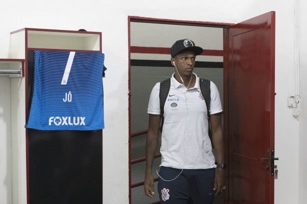 Jô entrando no vestiário, em Ribeirão Preto,para aguardar a partida contra o Botafogo-SP