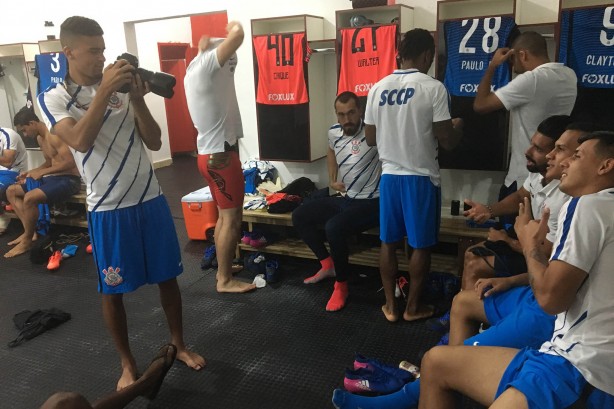 Jogadores posam para foto no vestiário antes do jogo contra o Botafogo-SP