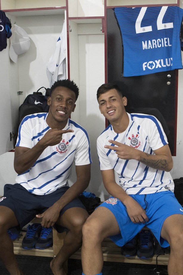 Moisés e Marciel aguardam no vestiário em Ribeirão, partida contra o Botafogo-SP