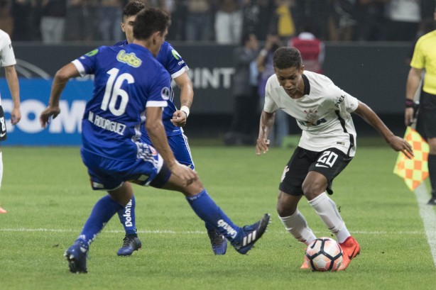 Pedrinho dibra diante do Universidad Católica do Chile na Copa Sul-Americana