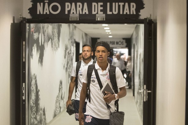 Pedrinho e Maycon (ao fundo) chegando à Arena para enfrentar a La U, pela Sul-Americana