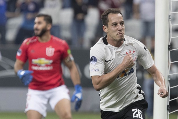 Rodriguinho comemora gol diante do Universidad Católica do Chile pela estreia da Sul-Americana