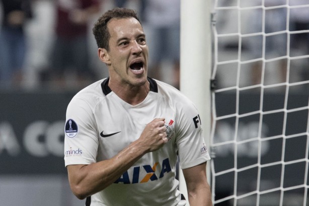 Rodriguinho comemora gol diante do Universidad Católica do Chile pela estreia da Sul-Americana