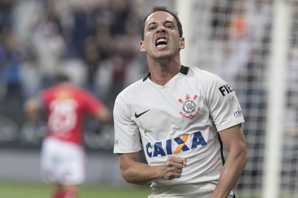 Rodriguinho comemora gol diante do Universidad Católica do Chile pela estreia da Sul-Americana