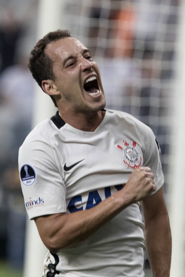 Rodriguinho comemora gol diante do Universidad Católica do Chile pela estreia da Sul-Americana