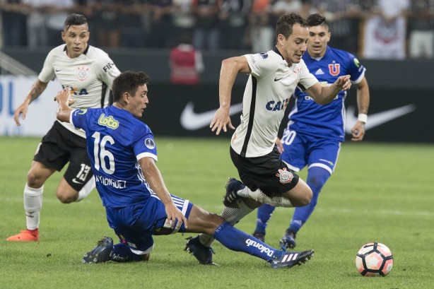 Rodriguinho em ação diante do Universidad Católica do Chile na estreia da Copa Sul-Americana