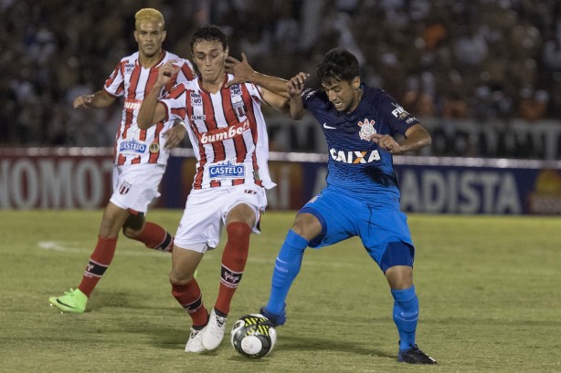 Camacho em jogada durante partida contra o Botafogo-SP