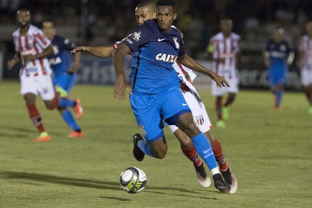 Jô conduz a bola durante partida contra o Botafogo