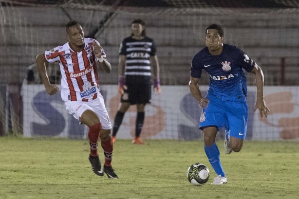 Pablo formou dupla de zaga com Balbuena e não levou gol contra o Botafogo-SP