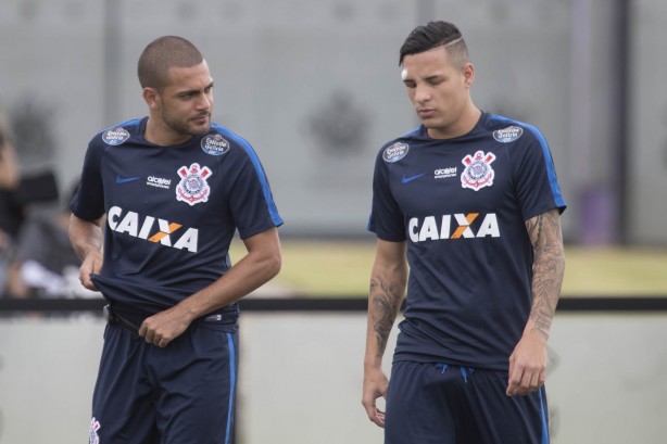 Clayton e Guilherme Arana conversam durante treino