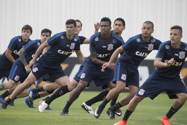Jogadores realizam exercício de bola parada