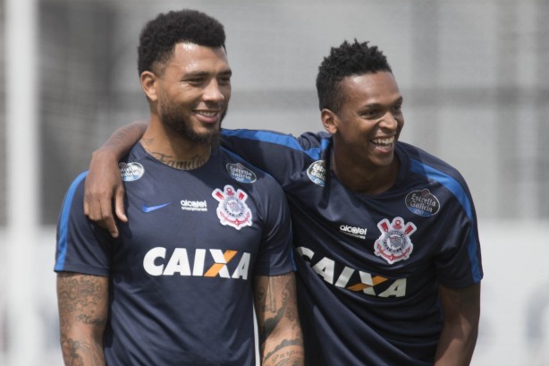 Kazim e J descontraem durante treino nessa manh