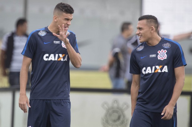 Léo Santos e Léo Jabá batem papo durante atividade no CT Joaquim Grava