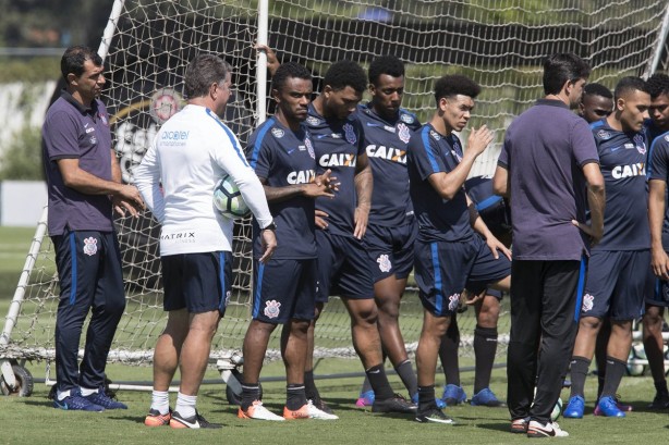 Comissão técnica conversa com o elenco no treino desta manhã