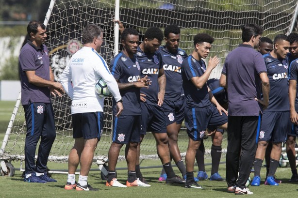 Comisso tcnica conversa com o elenco no treino desta manh